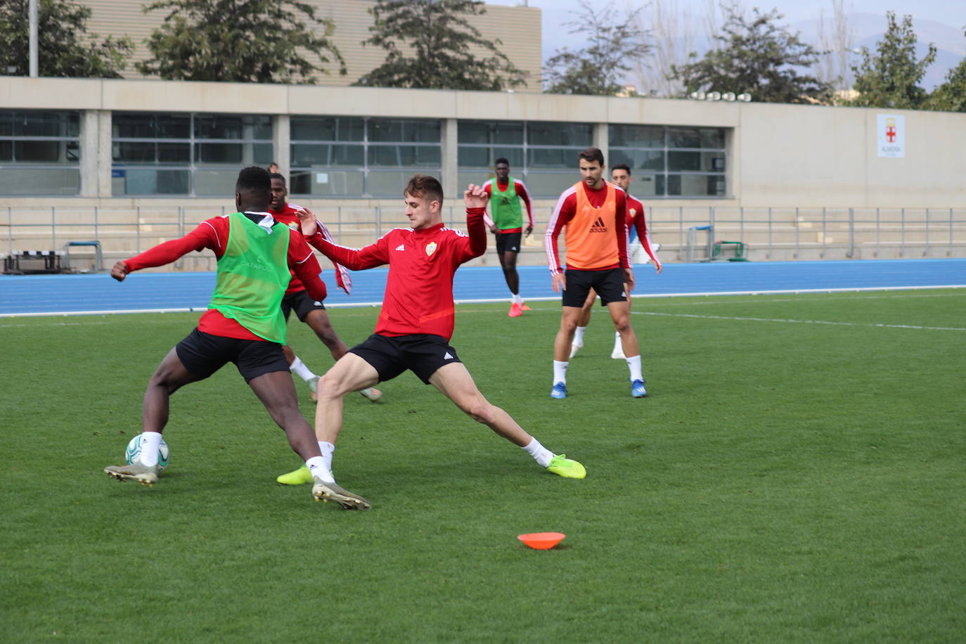 Guti charla con sus jugadores en el entrenamiento tras el mal partido frente al Racing