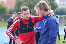 Guti charla con sus jugadores en el entrenamiento tras el mal partido frente al Racing
