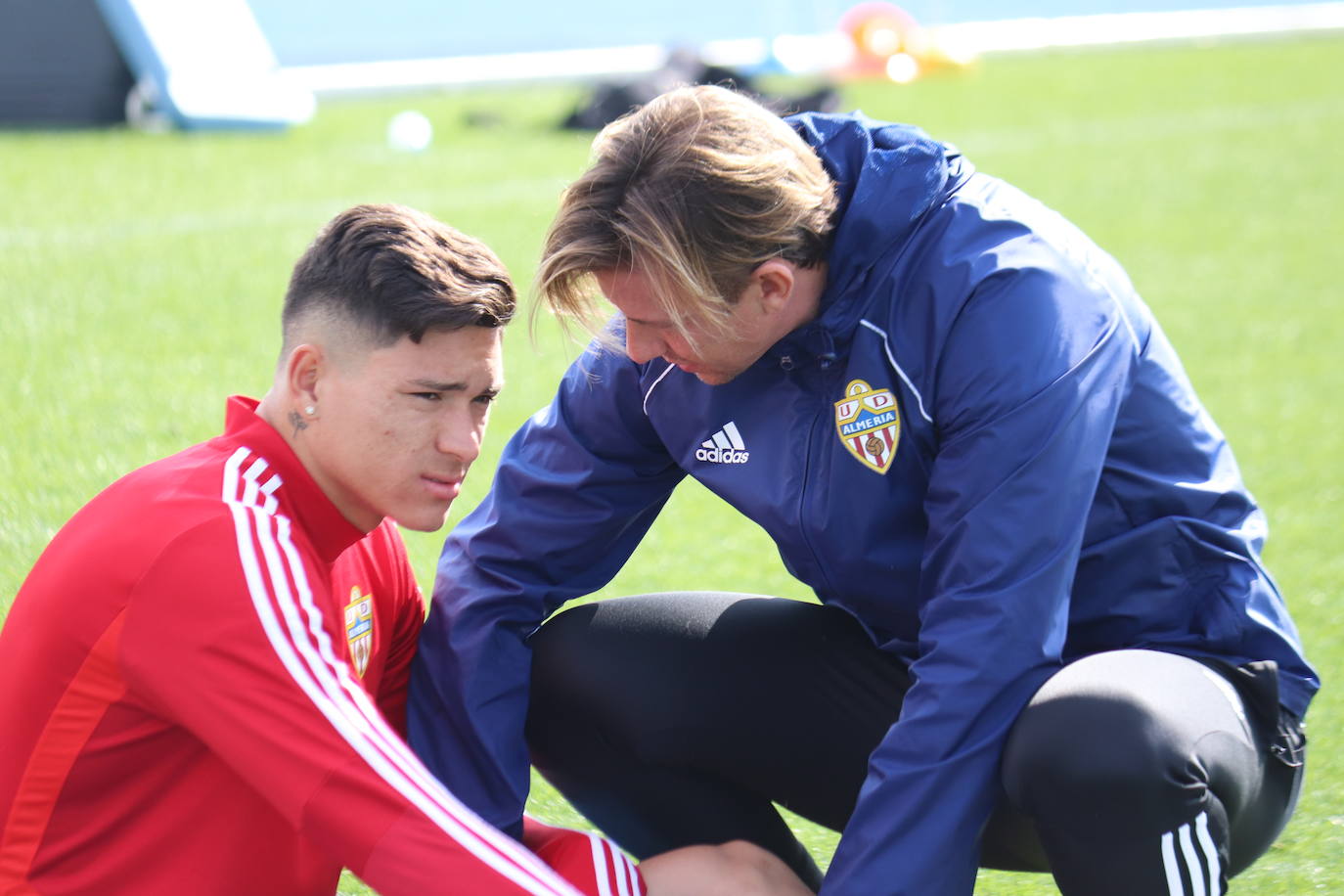 Darwin Núñez, con la mirada perdida, escucha a José María Gutiérrez. 