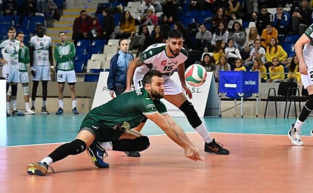 Imagen principal - Mario Ferrera, con buen rendimiento en recepción, 'amansa un saque ibicenco (Arriba). Manolo Berenguel habla con sus jugadores (Abajo-izquierda). Poderoso ataque de Kukartsev que hizo 28 puntos. .