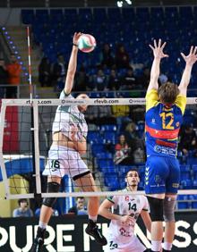 Imagen secundaria 2 - Mario Ferrera, con buen rendimiento en recepción, 'amansa un saque ibicenco (Arriba). Manolo Berenguel habla con sus jugadores (Abajo-izquierda). Poderoso ataque de Kukartsev que hizo 28 puntos. .