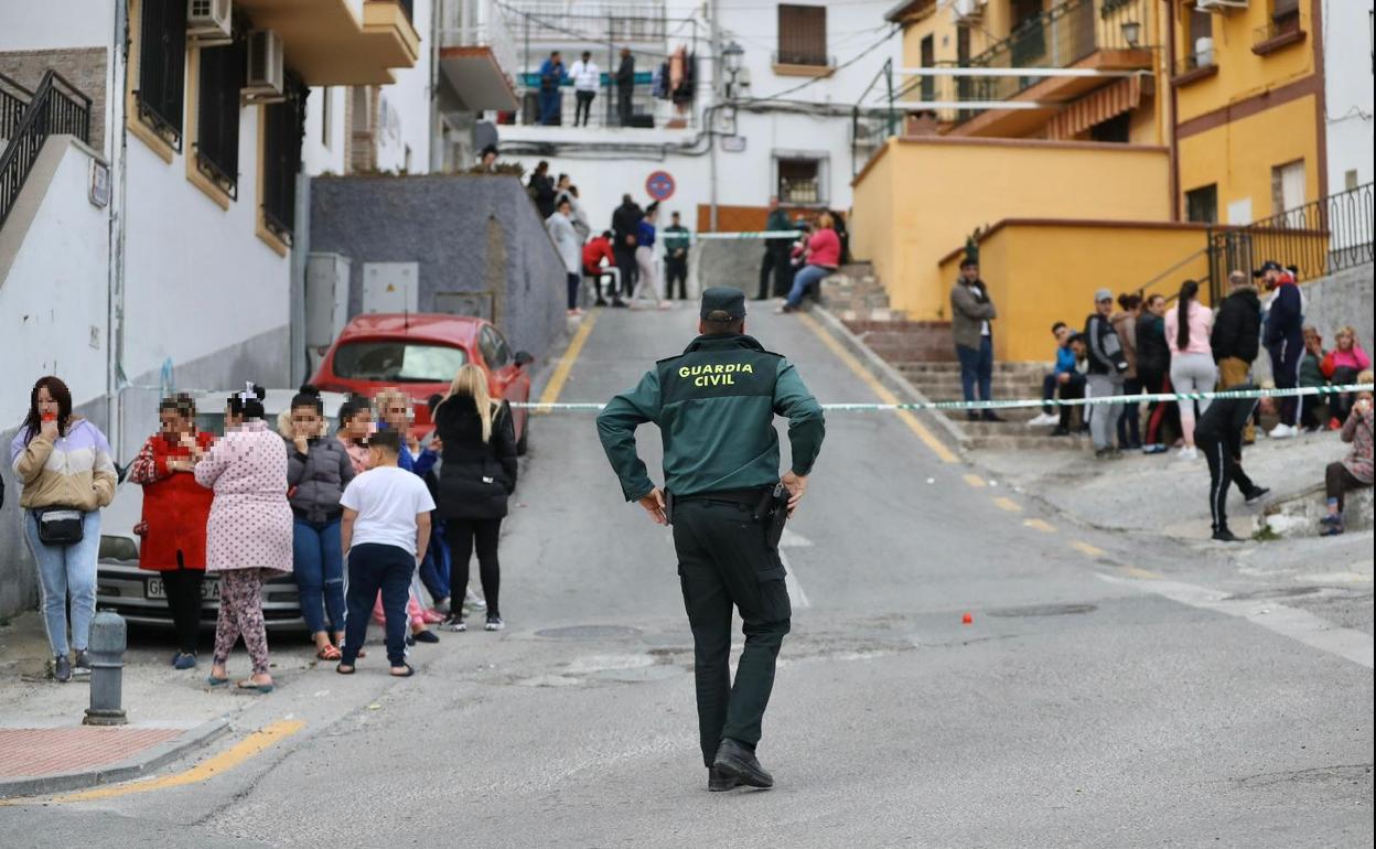 La Guardia Civil en las inmediaciones del lugar donde se ha producido el tiroteo.