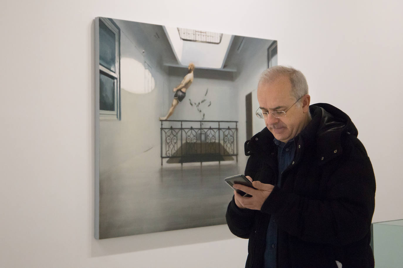 Imagen secundaria 1 - Arriba, la comisaria de la exposición Jennifer Rodríguez y Bernardino Sánchez. Abajo, dos de las obras expuestas.