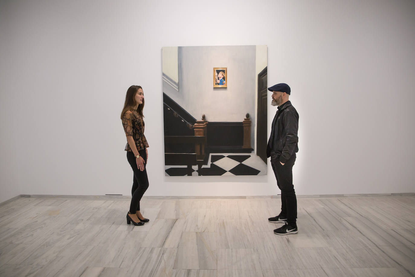 Imagen principal - Arriba, la comisaria de la exposición Jennifer Rodríguez y Bernardino Sánchez. Abajo, dos de las obras expuestas.