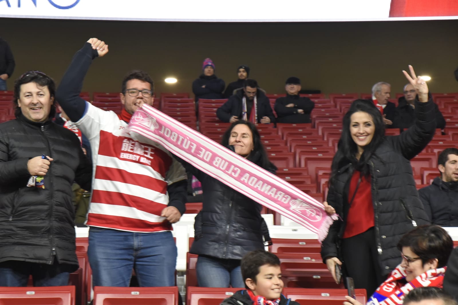 Varias decenas de aficinados granadinistas se han dado cita en las gradas del Wanda Metropolitano