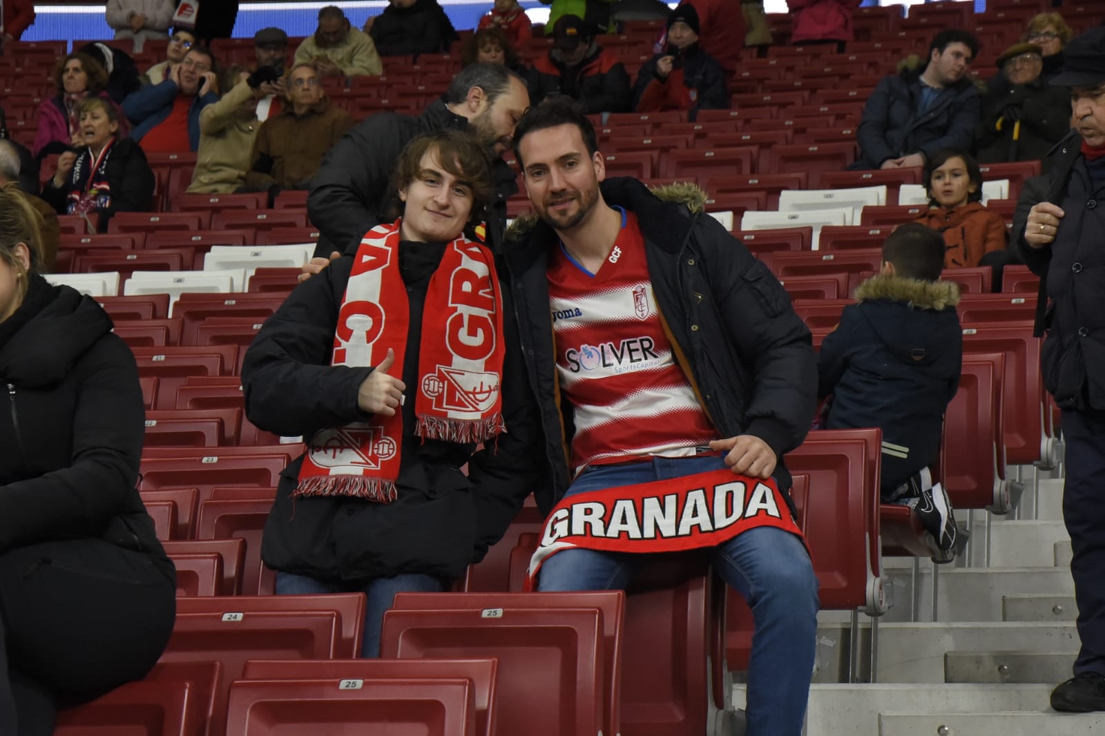 Varias decenas de aficinados granadinistas se han dado cita en las gradas del Wanda Metropolitano