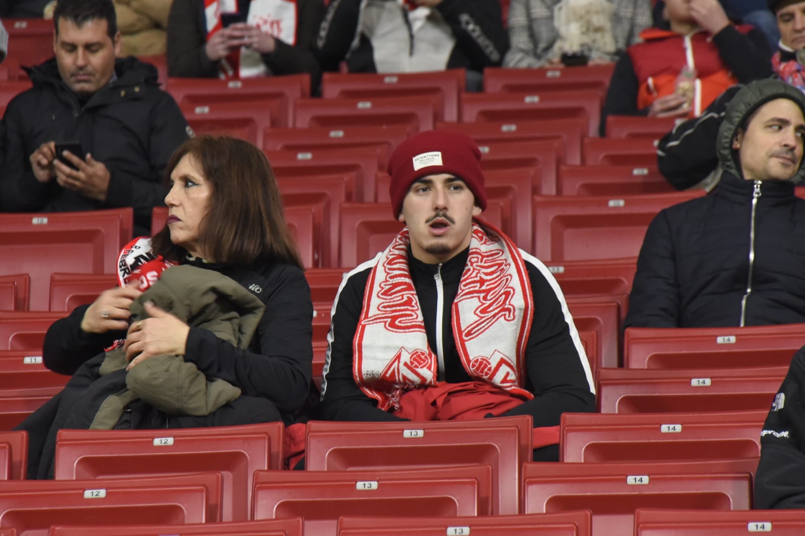 Varias decenas de aficinados granadinistas se han dado cita en las gradas del Wanda Metropolitano