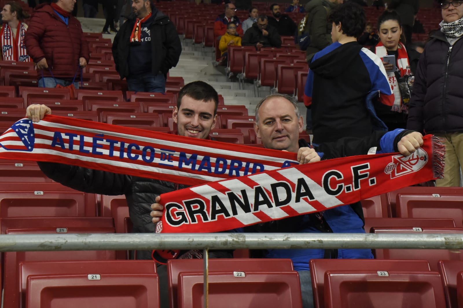 Varias decenas de aficinados granadinistas se han dado cita en las gradas del Wanda Metropolitano