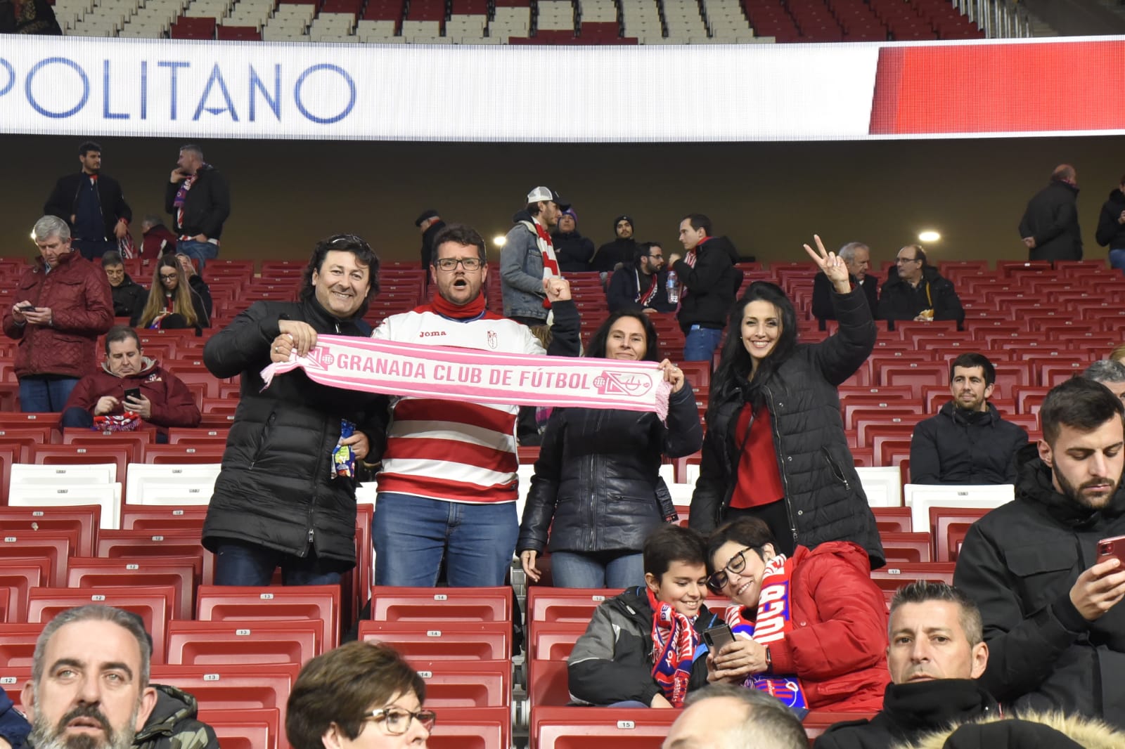 Varias decenas de aficinados granadinistas se han dado cita en las gradas del Wanda Metropolitano