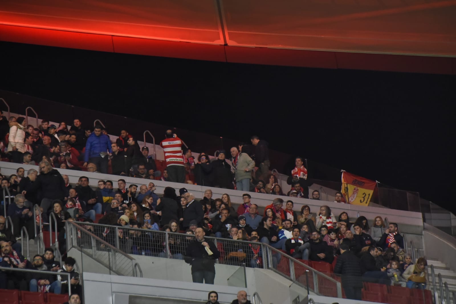 Varias decenas de aficinados granadinistas se han dado cita en las gradas del Wanda Metropolitano