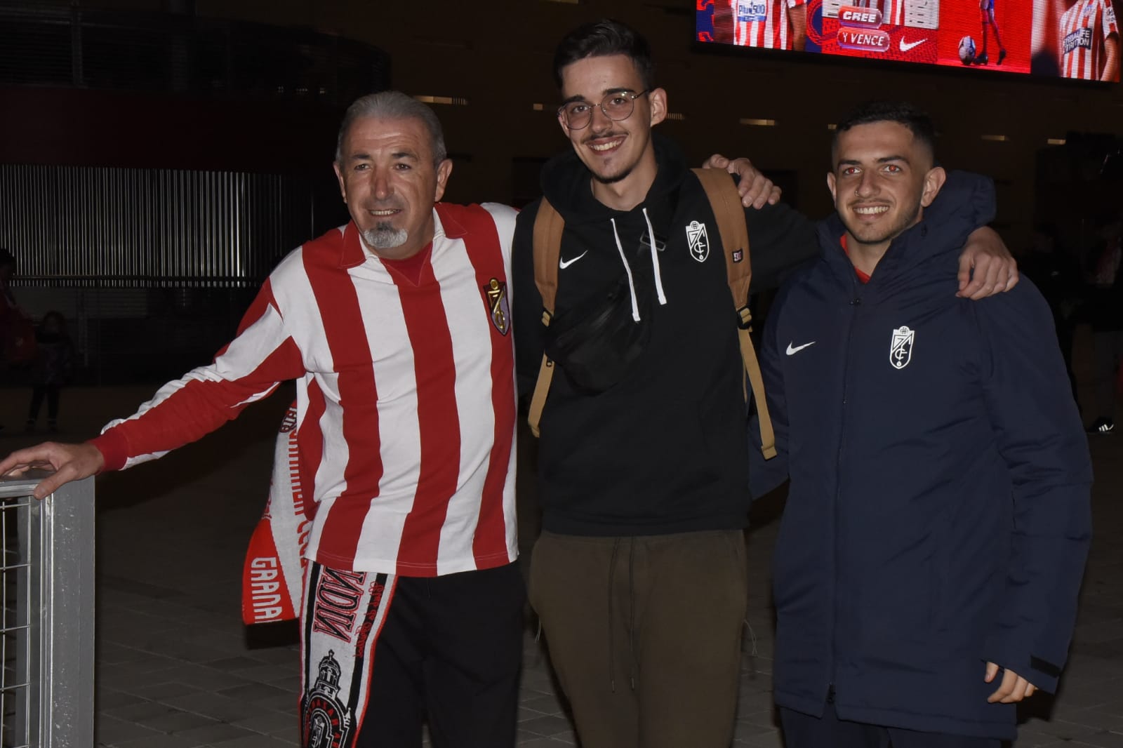 Varias decenas de aficinados granadinistas se han dado cita en las gradas del Wanda Metropolitano