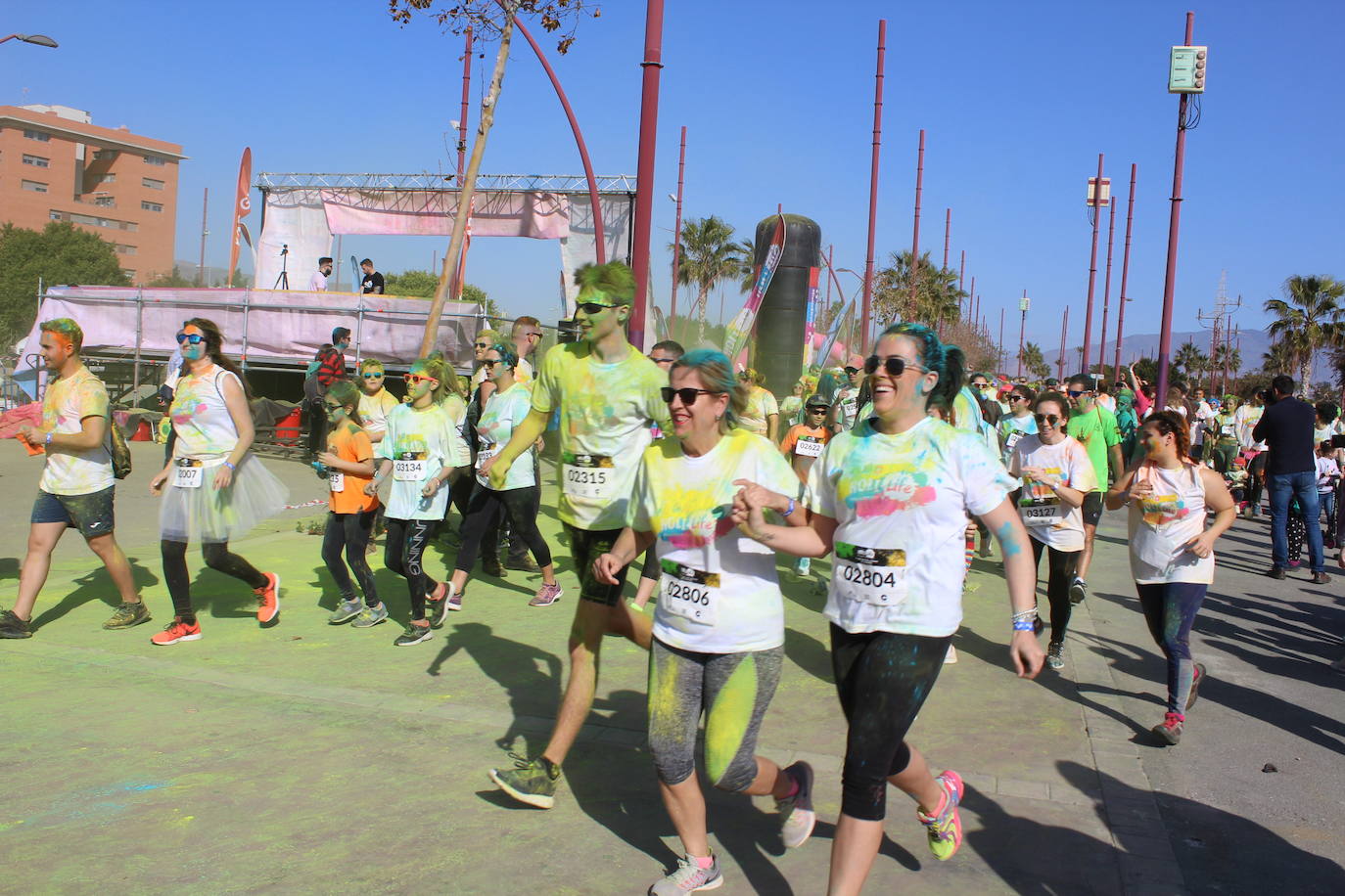 La Holi Life, una de las carreras más desenfadadas del calendario de carreras populares, ha teñido de color el Recinto Ferial de Almería, donde centenares de almerienses han disfrutado de una jornada lúdica y deportiva. 