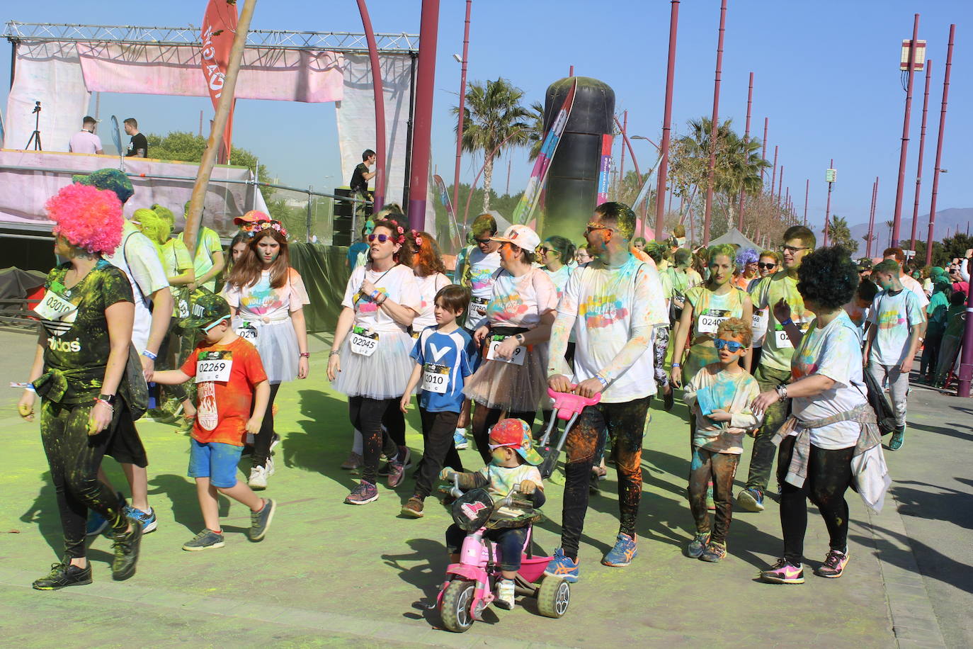 La Holi Life, una de las carreras más desenfadadas del calendario de carreras populares, ha teñido de color el Recinto Ferial de Almería, donde centenares de almerienses han disfrutado de una jornada lúdica y deportiva. 