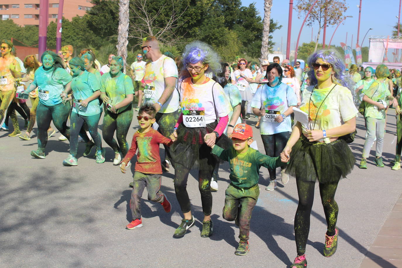 La Holi Life, una de las carreras más desenfadadas del calendario de carreras populares, ha teñido de color el Recinto Ferial de Almería, donde centenares de almerienses han disfrutado de una jornada lúdica y deportiva. 