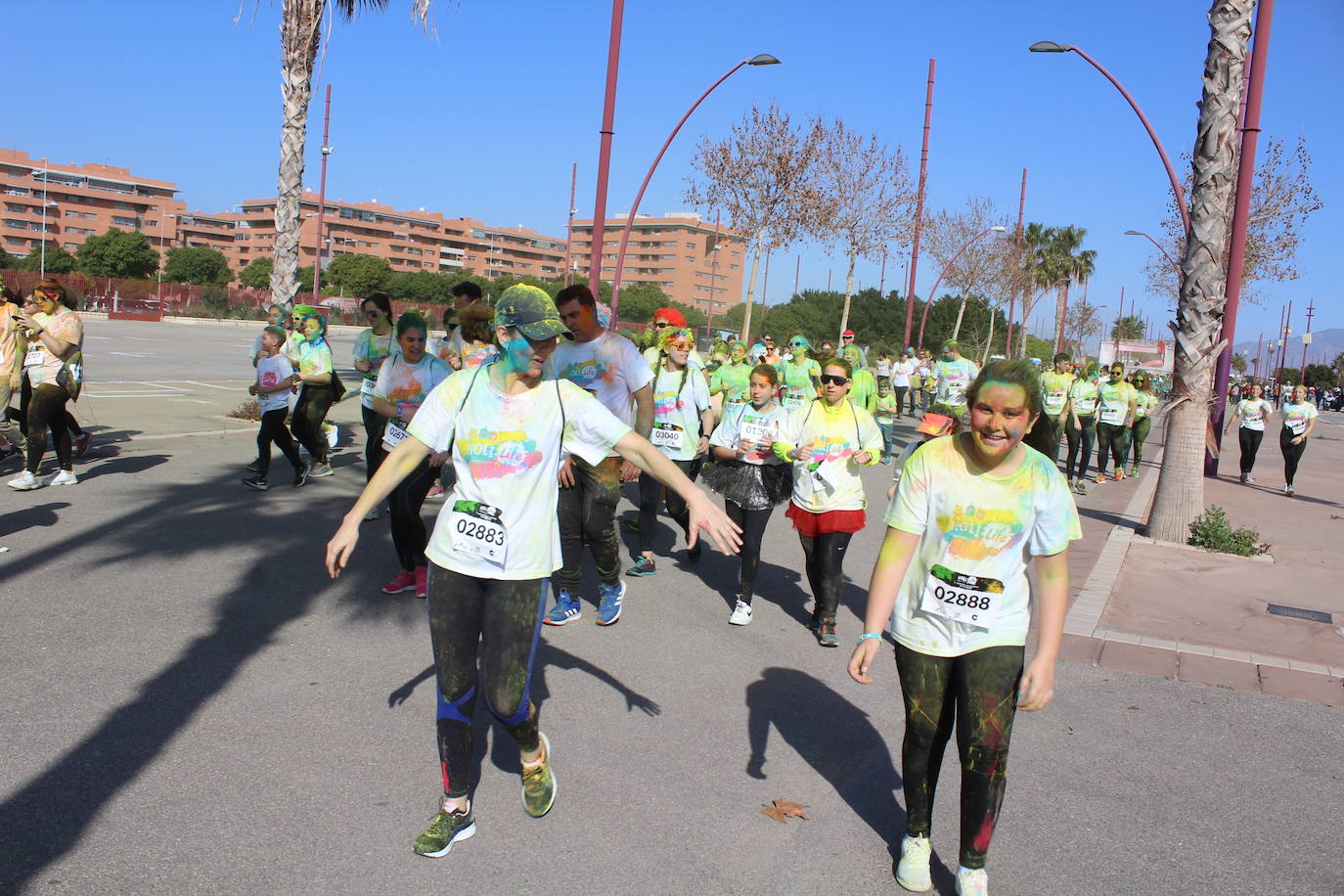 La Holi Life, una de las carreras más desenfadadas del calendario de carreras populares, ha teñido de color el Recinto Ferial de Almería, donde centenares de almerienses han disfrutado de una jornada lúdica y deportiva. 