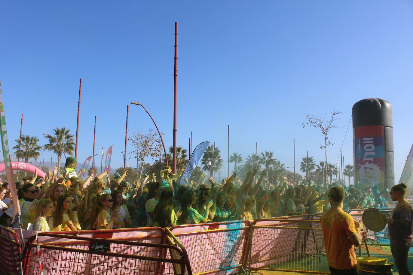 La Holi Life, una de las carreras más desenfadadas del calendario de carreras populares, ha teñido de color el Recinto Ferial de Almería, donde centenares de almerienses han disfrutado de una jornada lúdica y deportiva. 