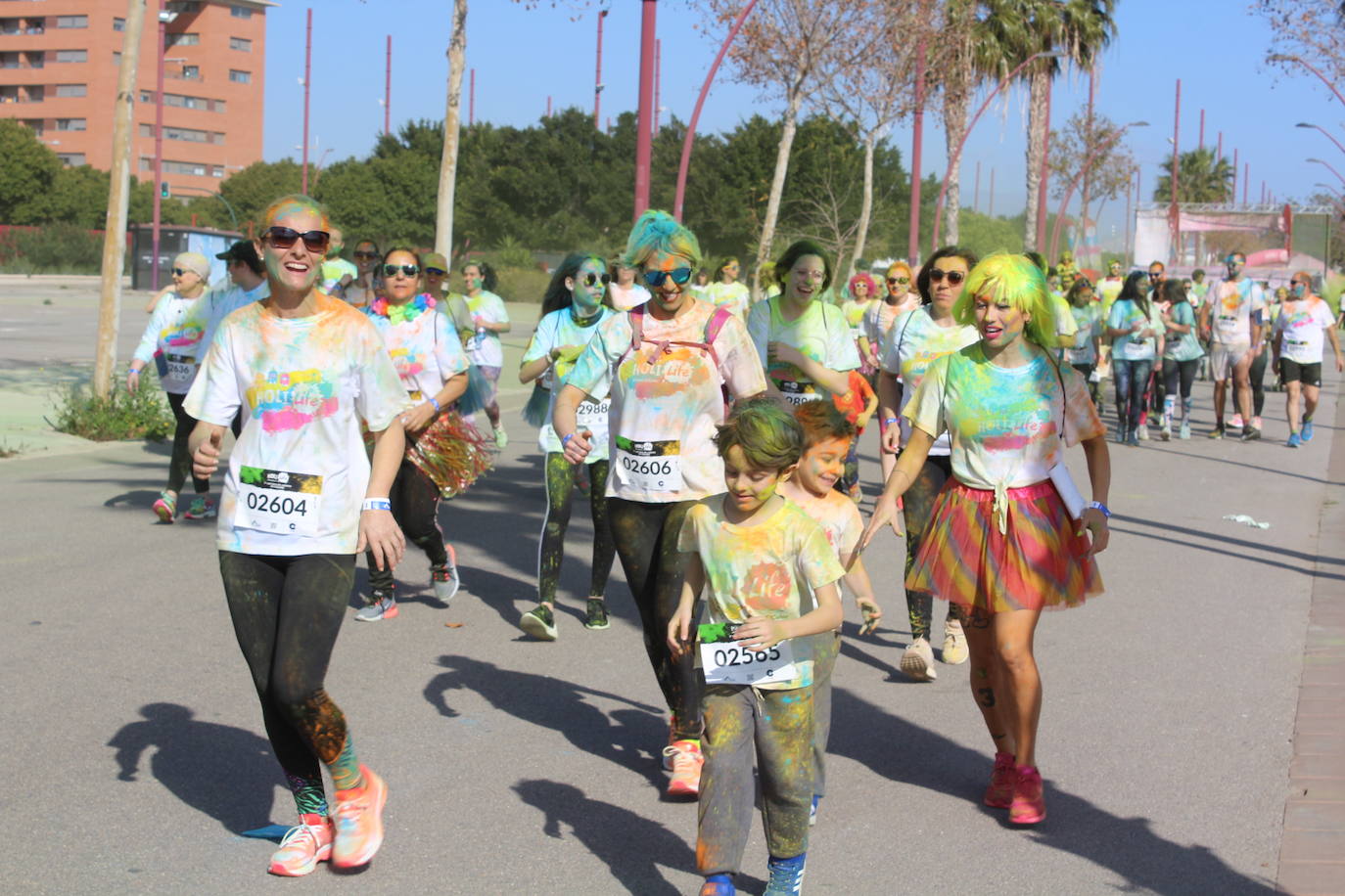 La Holi Life, una de las carreras más desenfadadas del calendario de carreras populares, ha teñido de color el Recinto Ferial de Almería, donde centenares de almerienses han disfrutado de una jornada lúdica y deportiva. 