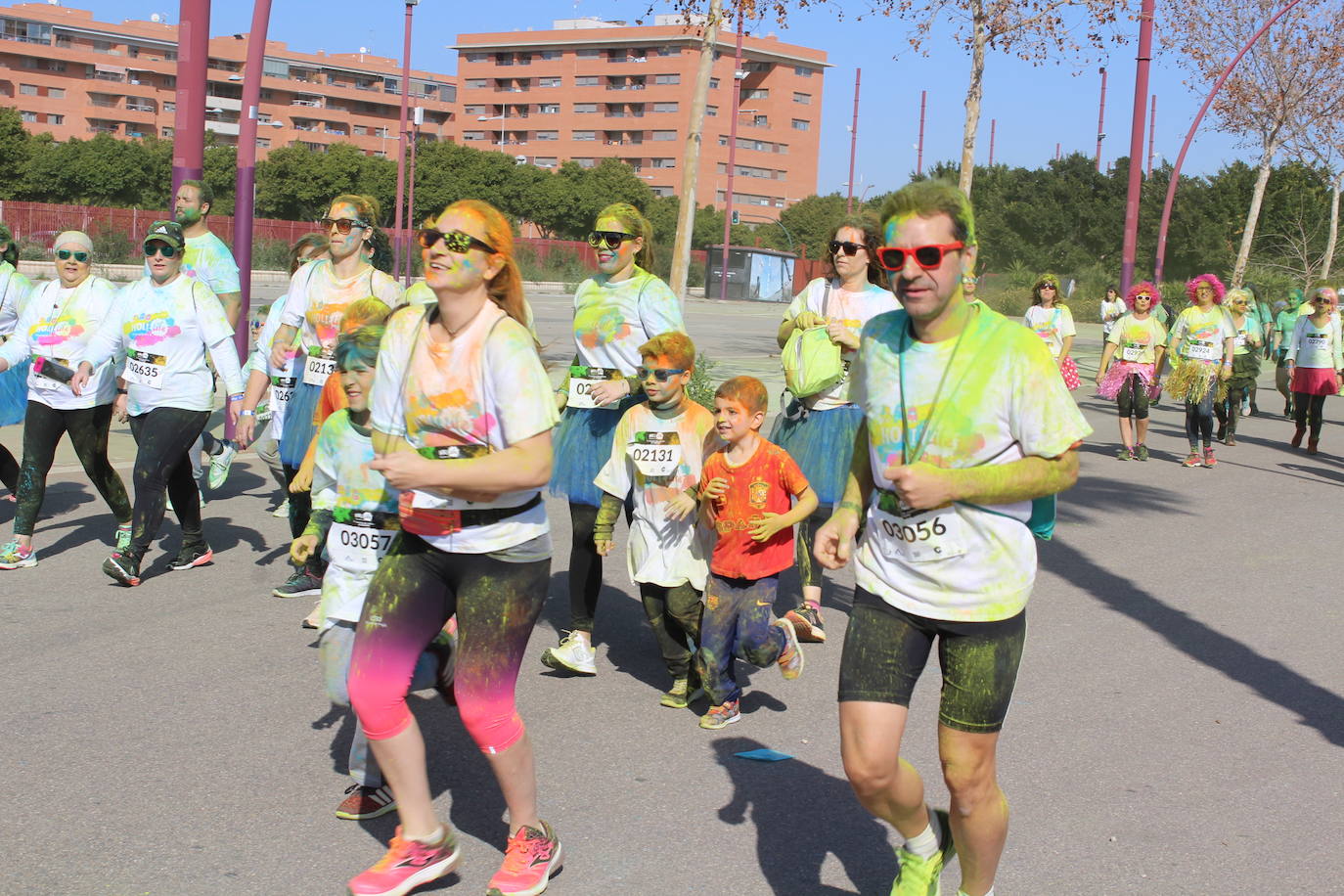 La Holi Life, una de las carreras más desenfadadas del calendario de carreras populares, ha teñido de color el Recinto Ferial de Almería, donde centenares de almerienses han disfrutado de una jornada lúdica y deportiva. 