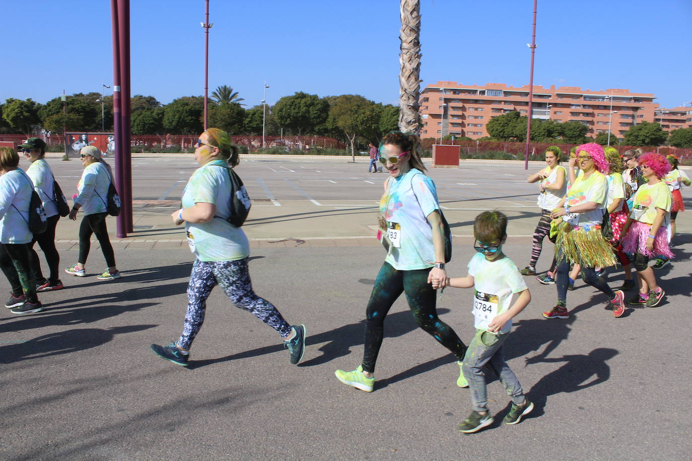 La Holi Life, una de las carreras más desenfadadas del calendario de carreras populares, ha teñido de color el Recinto Ferial de Almería, donde centenares de almerienses han disfrutado de una jornada lúdica y deportiva. 