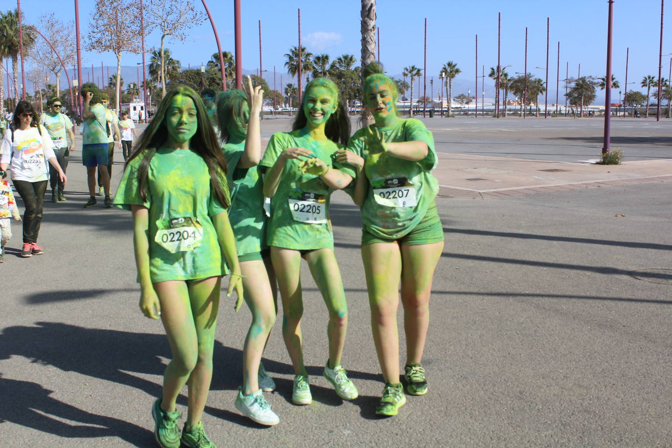 La Holi Life, una de las carreras más desenfadadas del calendario de carreras populares, ha teñido de color el Recinto Ferial de Almería, donde centenares de almerienses han disfrutado de una jornada lúdica y deportiva. 