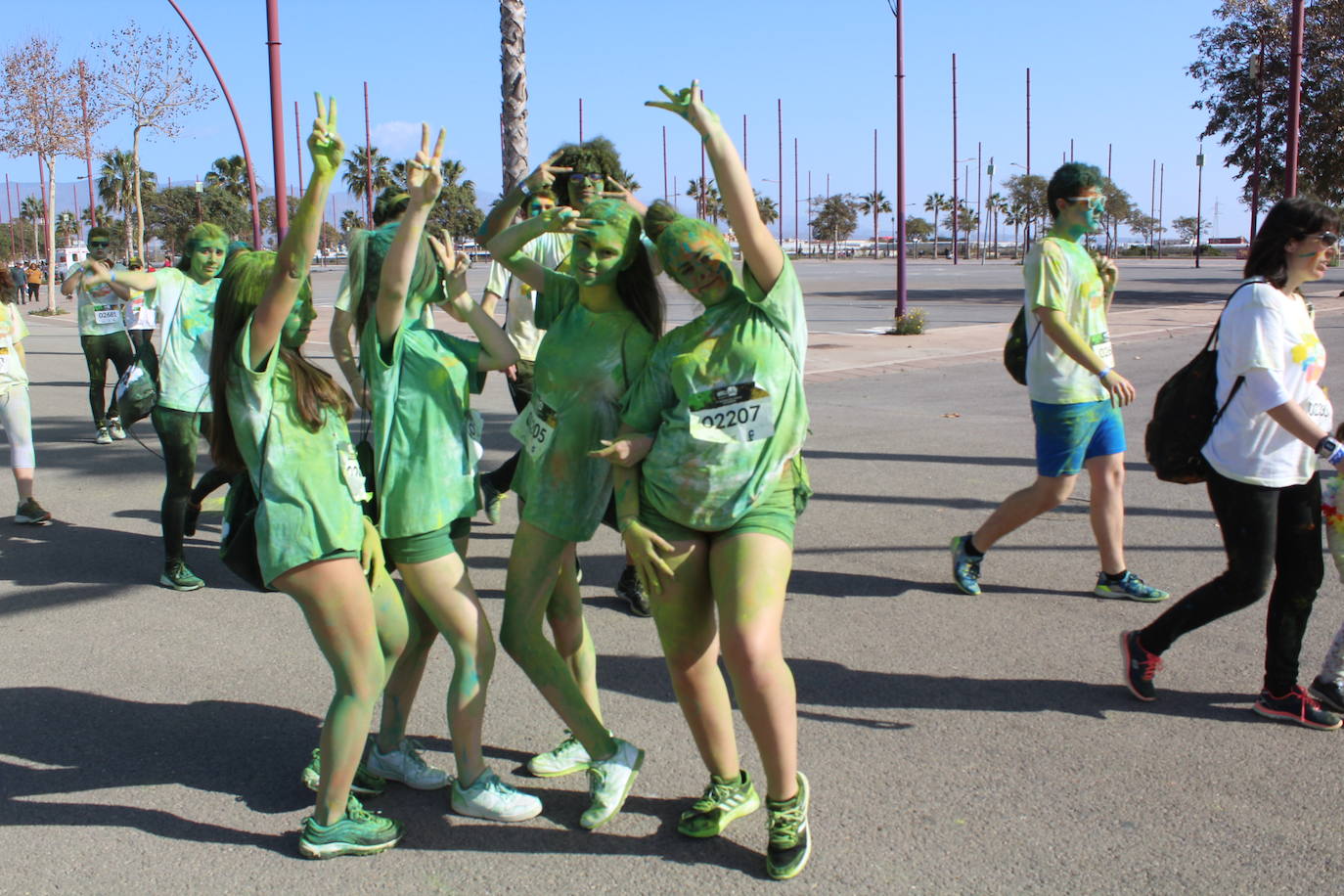 La Holi Life, una de las carreras más desenfadadas del calendario de carreras populares, ha teñido de color el Recinto Ferial de Almería, donde centenares de almerienses han disfrutado de una jornada lúdica y deportiva. 