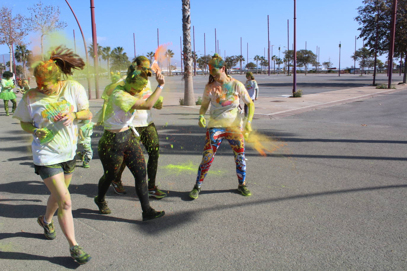 La Holi Life, una de las carreras más desenfadadas del calendario de carreras populares, ha teñido de color el Recinto Ferial de Almería, donde centenares de almerienses han disfrutado de una jornada lúdica y deportiva. 