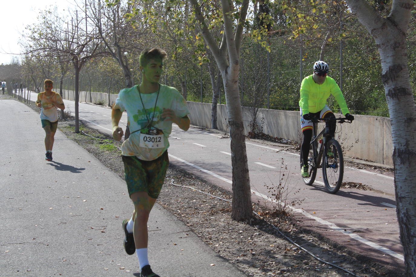 La Holi Life, una de las carreras más desenfadadas del calendario de carreras populares, ha teñido de color el Recinto Ferial de Almería, donde centenares de almerienses han disfrutado de una jornada lúdica y deportiva. 