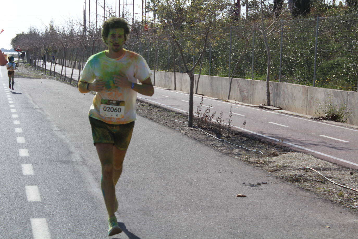 La Holi Life, una de las carreras más desenfadadas del calendario de carreras populares, ha teñido de color el Recinto Ferial de Almería, donde centenares de almerienses han disfrutado de una jornada lúdica y deportiva. 