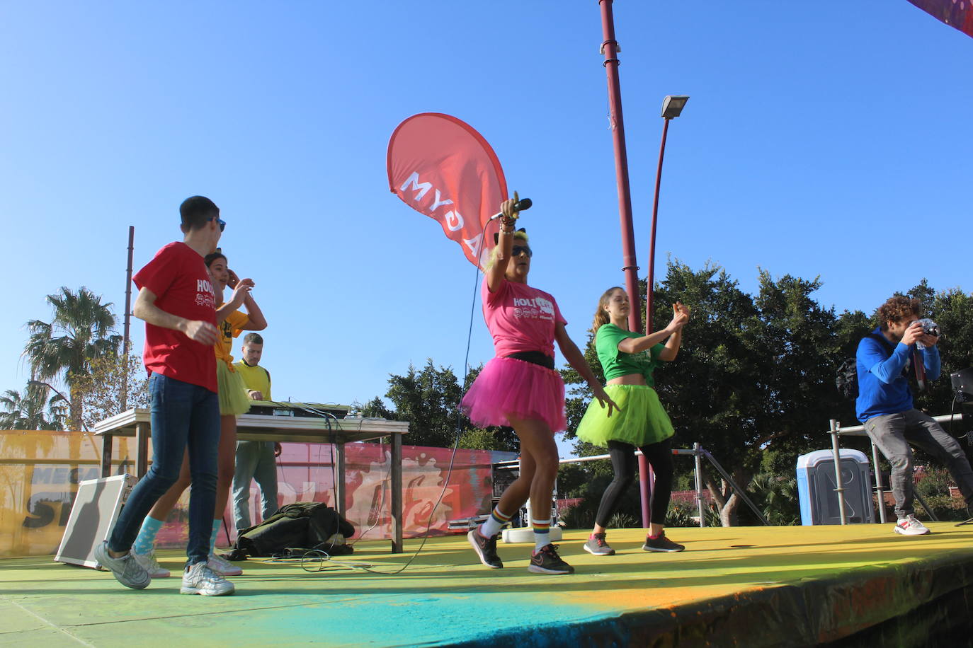 La Holi Life, una de las carreras más desenfadadas del calendario de carreras populares, ha teñido de color el Recinto Ferial de Almería, donde centenares de almerienses han disfrutado de una jornada lúdica y deportiva. 