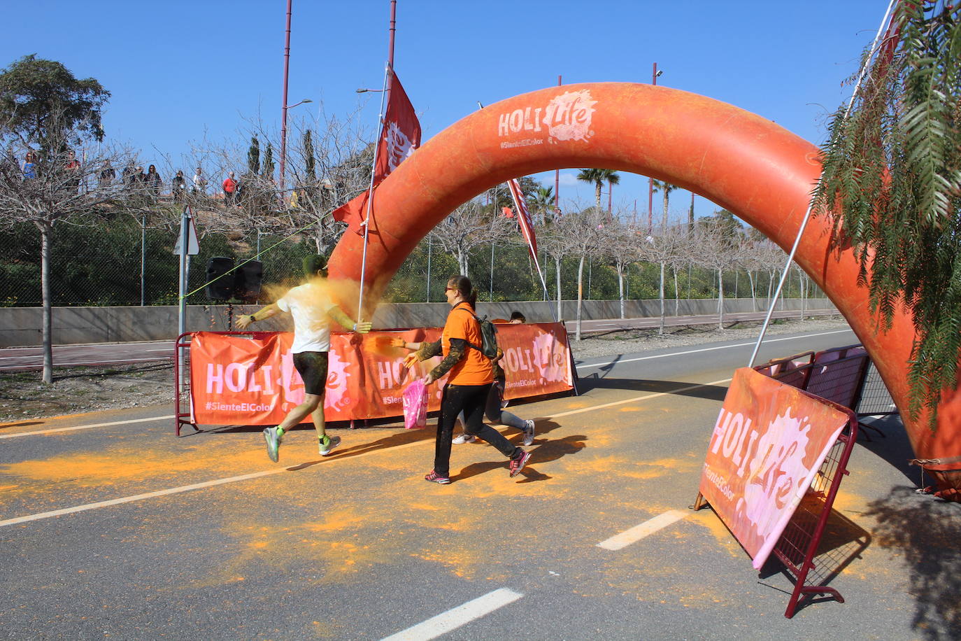 La Holi Life, una de las carreras más desenfadadas del calendario de carreras populares, ha teñido de color el Recinto Ferial de Almería, donde centenares de almerienses han disfrutado de una jornada lúdica y deportiva. 