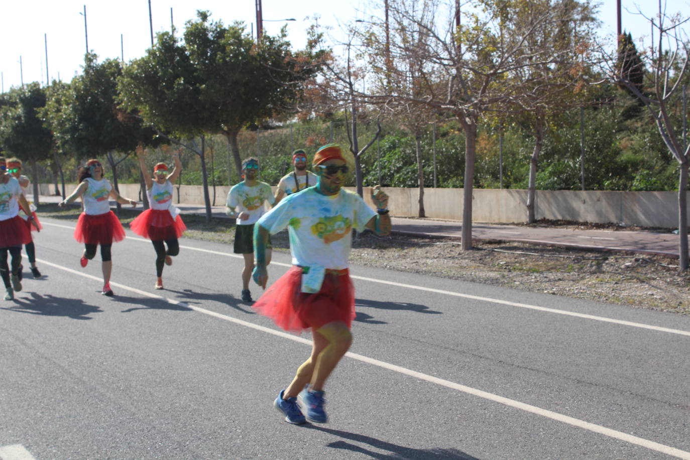 La Holi Life, una de las carreras más desenfadadas del calendario de carreras populares, ha teñido de color el Recinto Ferial de Almería, donde centenares de almerienses han disfrutado de una jornada lúdica y deportiva. 