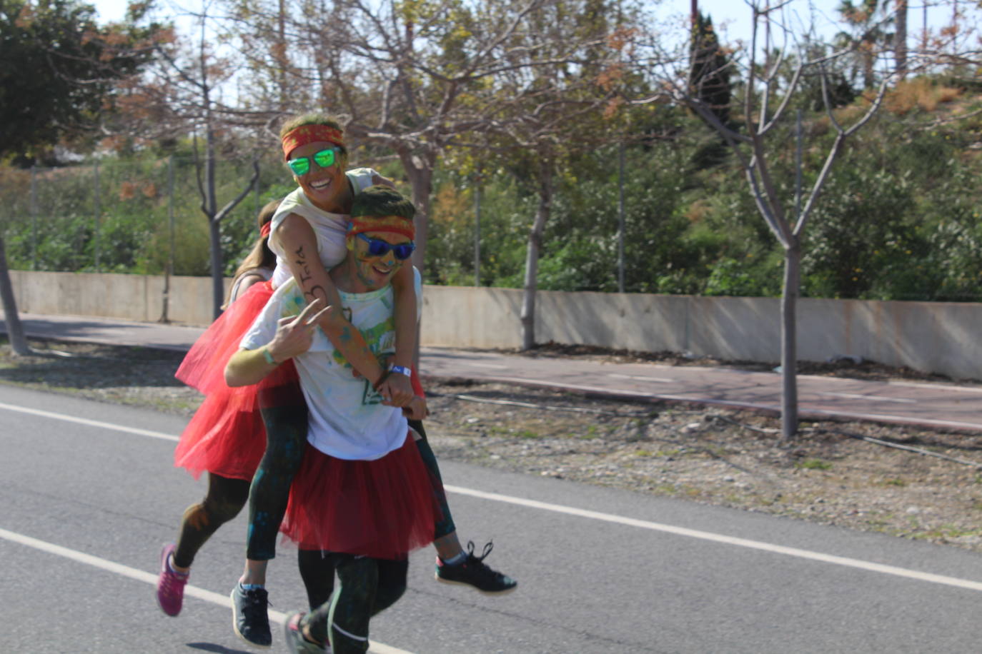 La Holi Life, una de las carreras más desenfadadas del calendario de carreras populares, ha teñido de color el Recinto Ferial de Almería, donde centenares de almerienses han disfrutado de una jornada lúdica y deportiva. 