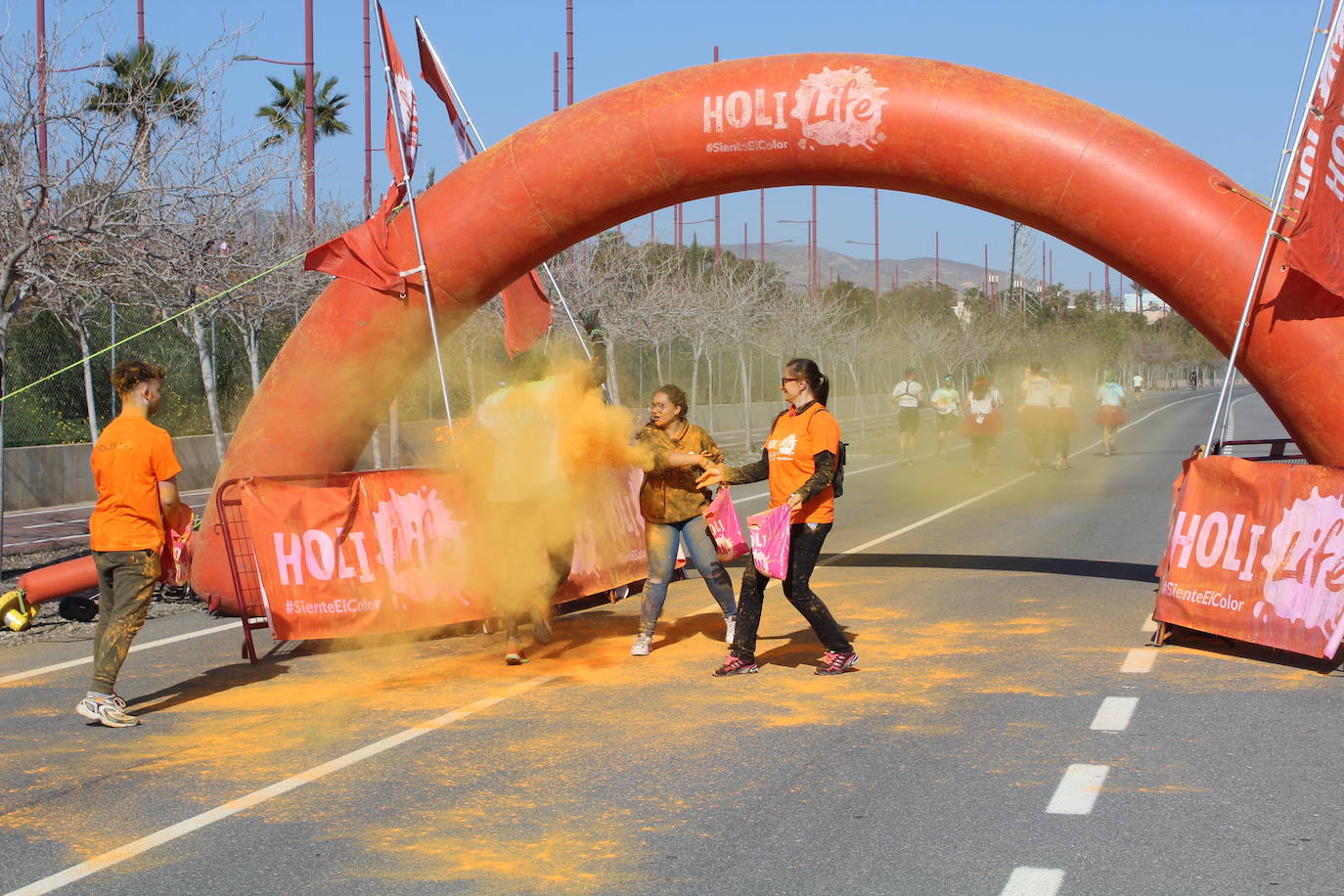 La Holi Life, una de las carreras más desenfadadas del calendario de carreras populares, ha teñido de color el Recinto Ferial de Almería, donde centenares de almerienses han disfrutado de una jornada lúdica y deportiva. 