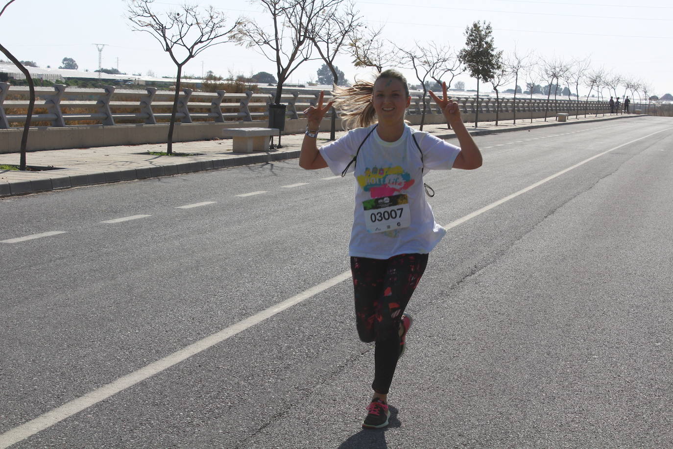 La Holi Life, una de las carreras más desenfadadas del calendario de carreras populares, ha teñido de color el Recinto Ferial de Almería, donde centenares de almerienses han disfrutado de una jornada lúdica y deportiva. 