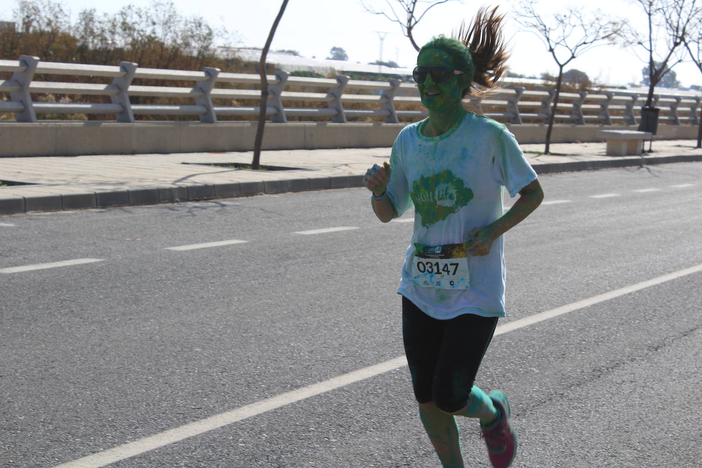 La Holi Life, una de las carreras más desenfadadas del calendario de carreras populares, ha teñido de color el Recinto Ferial de Almería, donde centenares de almerienses han disfrutado de una jornada lúdica y deportiva. 