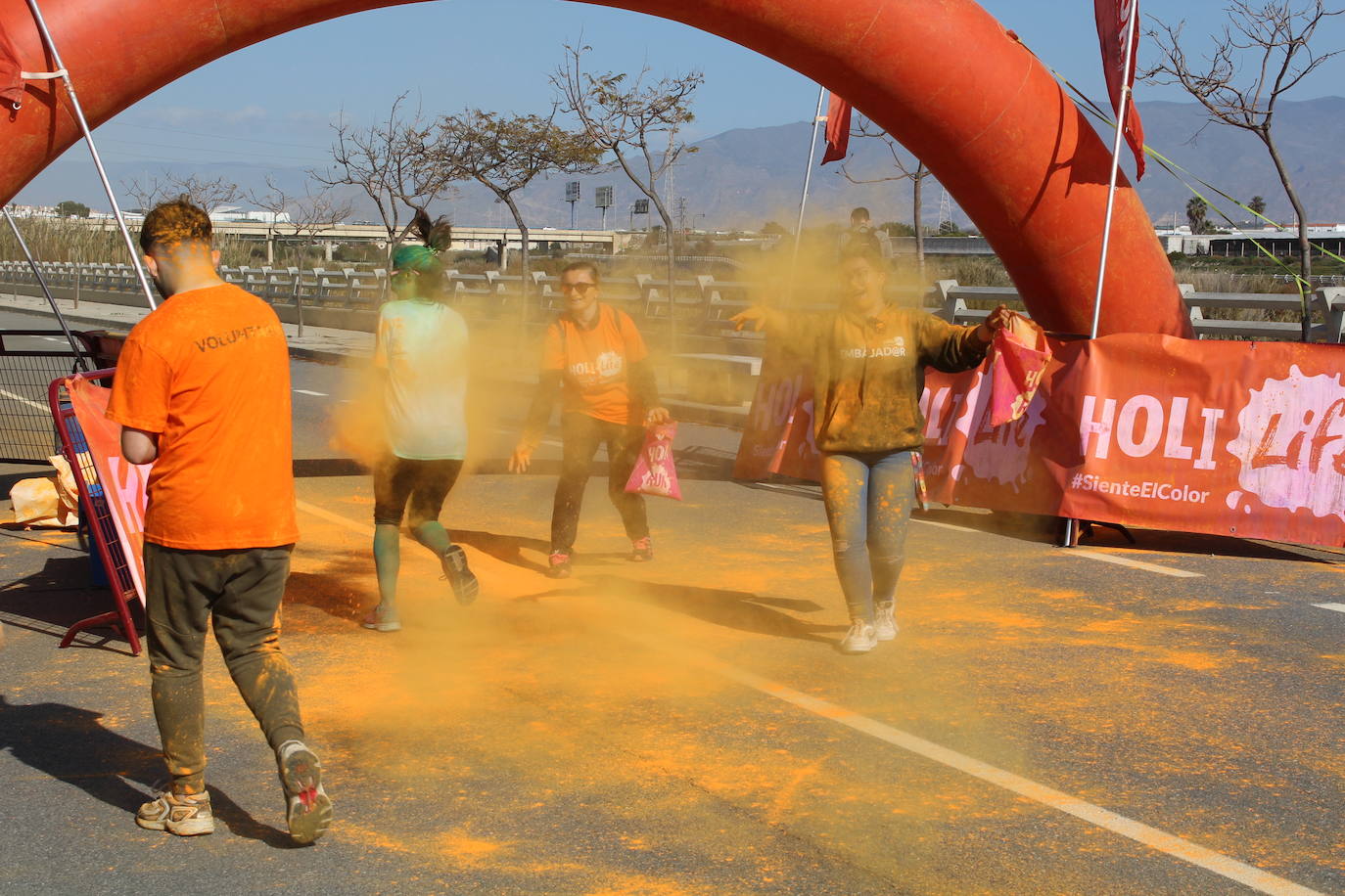 La Holi Life, una de las carreras más desenfadadas del calendario de carreras populares, ha teñido de color el Recinto Ferial de Almería, donde centenares de almerienses han disfrutado de una jornada lúdica y deportiva. 