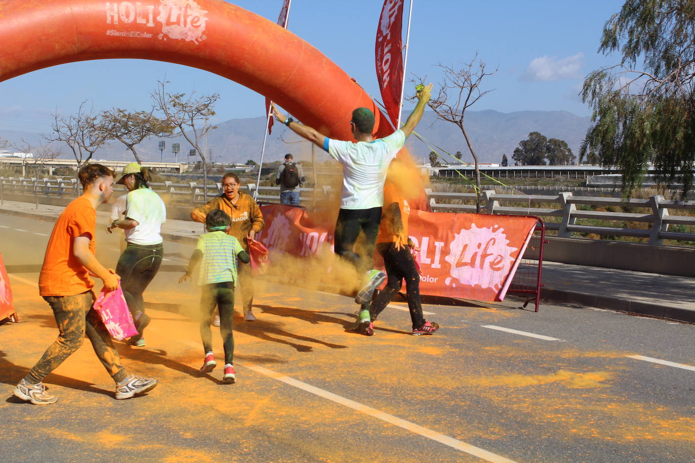 La Holi Life, una de las carreras más desenfadadas del calendario de carreras populares, ha teñido de color el Recinto Ferial de Almería, donde centenares de almerienses han disfrutado de una jornada lúdica y deportiva. 