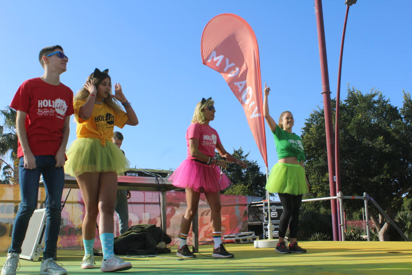 La Holi Life, una de las carreras más desenfadadas del calendario de carreras populares, ha teñido de color el Recinto Ferial de Almería, donde centenares de almerienses han disfrutado de una jornada lúdica y deportiva. 