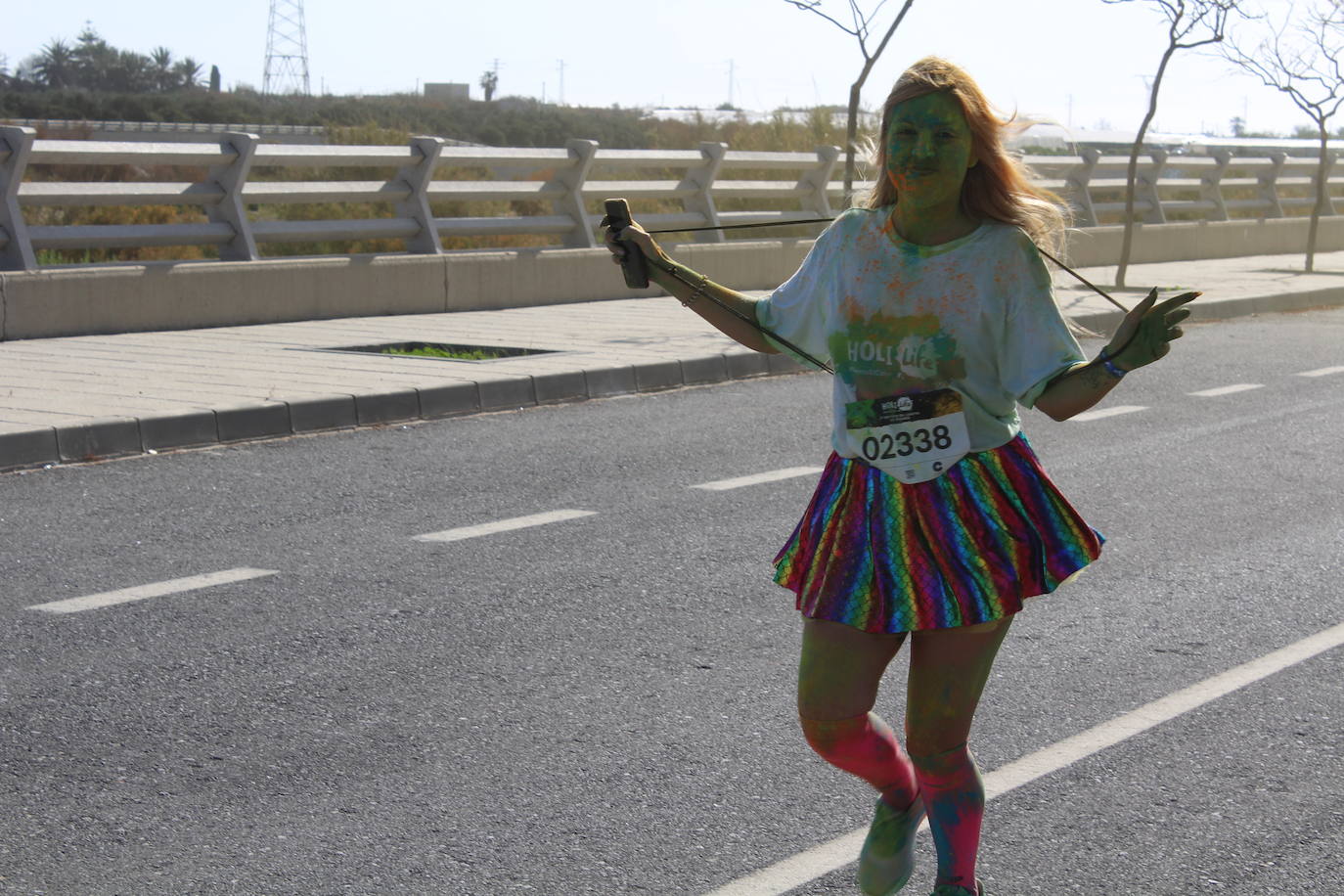 La Holi Life, una de las carreras más desenfadadas del calendario de carreras populares, ha teñido de color el Recinto Ferial de Almería, donde centenares de almerienses han disfrutado de una jornada lúdica y deportiva. 