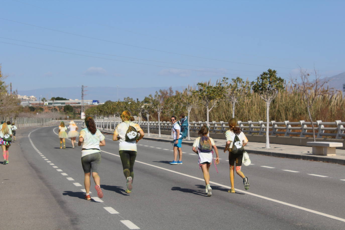 La Holi Life, una de las carreras más desenfadadas del calendario de carreras populares, ha teñido de color el Recinto Ferial de Almería, donde centenares de almerienses han disfrutado de una jornada lúdica y deportiva. 