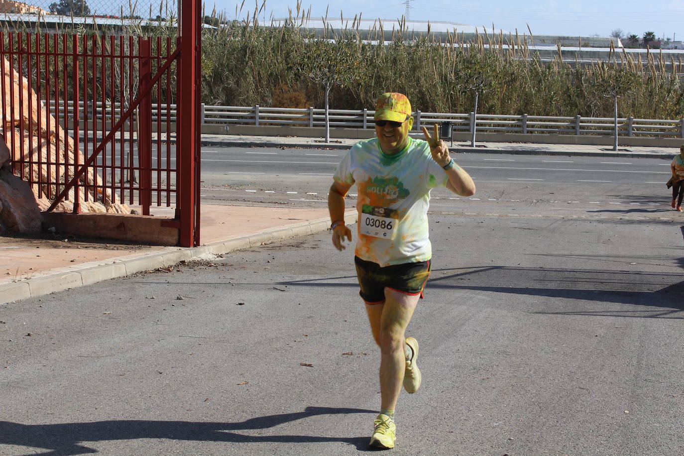 La Holi Life, una de las carreras más desenfadadas del calendario de carreras populares, ha teñido de color el Recinto Ferial de Almería, donde centenares de almerienses han disfrutado de una jornada lúdica y deportiva. 