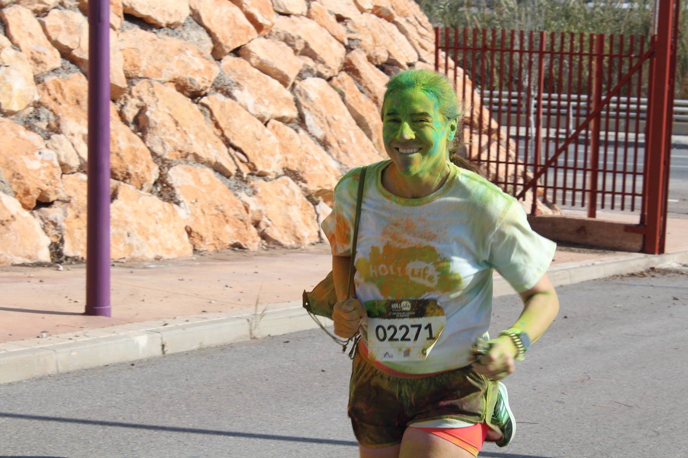 La Holi Life, una de las carreras más desenfadadas del calendario de carreras populares, ha teñido de color el Recinto Ferial de Almería, donde centenares de almerienses han disfrutado de una jornada lúdica y deportiva. 