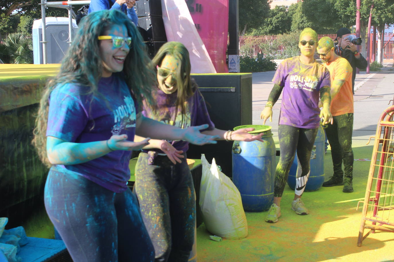 La Holi Life, una de las carreras más desenfadadas del calendario de carreras populares, ha teñido de color el Recinto Ferial de Almería, donde centenares de almerienses han disfrutado de una jornada lúdica y deportiva. 