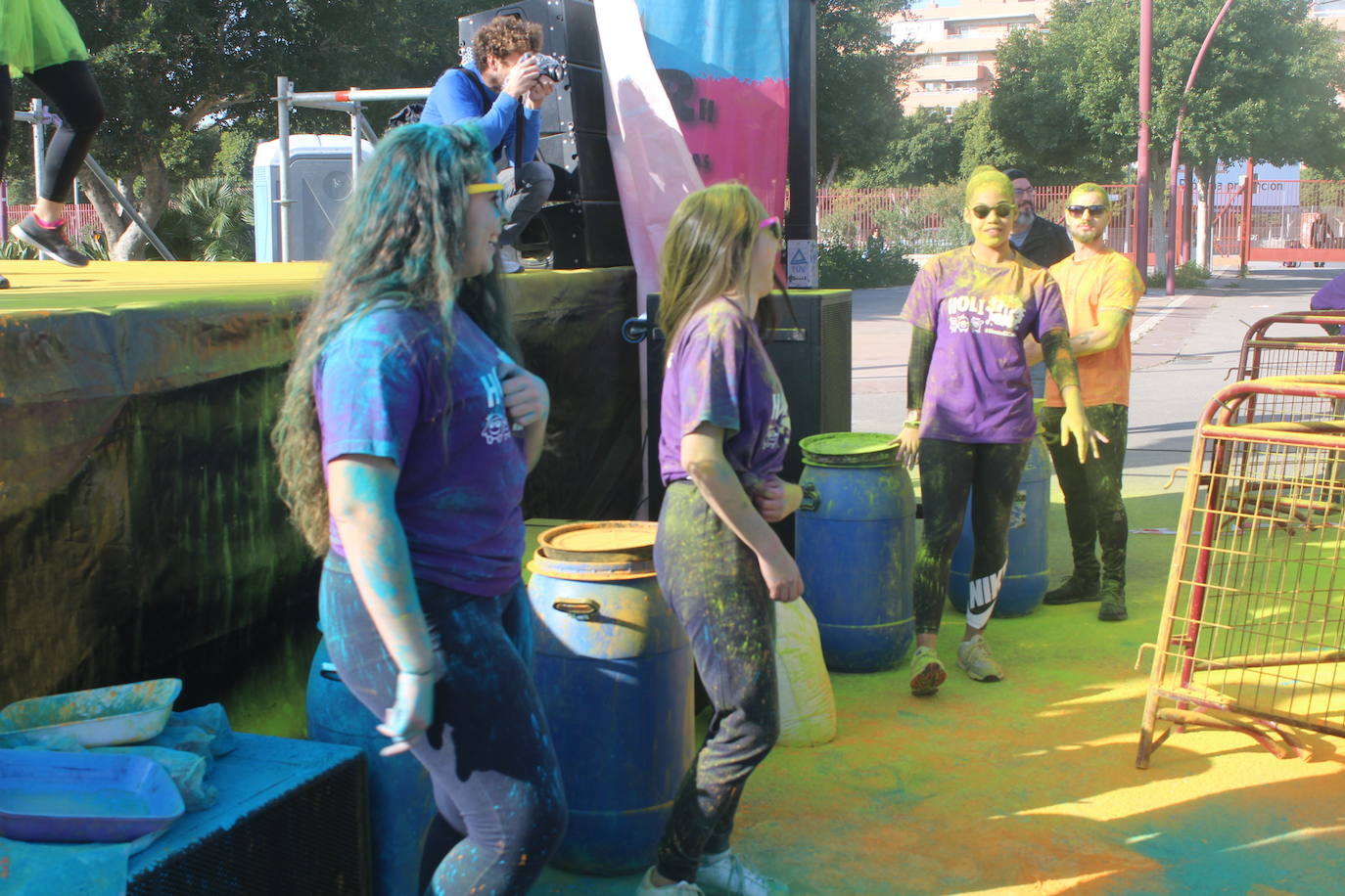 La Holi Life, una de las carreras más desenfadadas del calendario de carreras populares, ha teñido de color el Recinto Ferial de Almería, donde centenares de almerienses han disfrutado de una jornada lúdica y deportiva. 