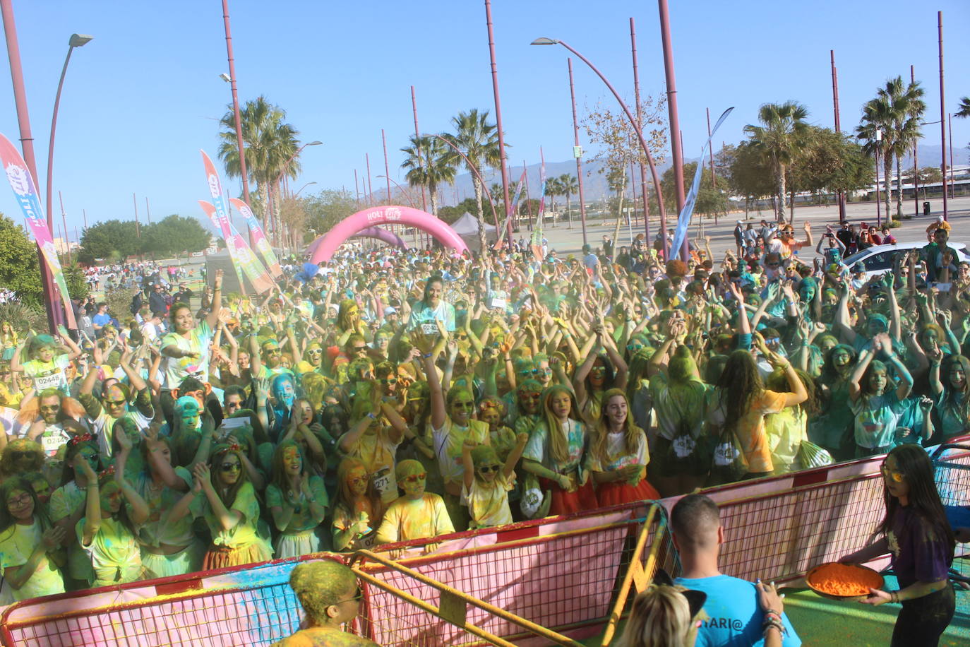 La Holi Life, una de las carreras más desenfadadas del calendario de carreras populares, ha teñido de color el Recinto Ferial de Almería, donde centenares de almerienses han disfrutado de una jornada lúdica y deportiva. 