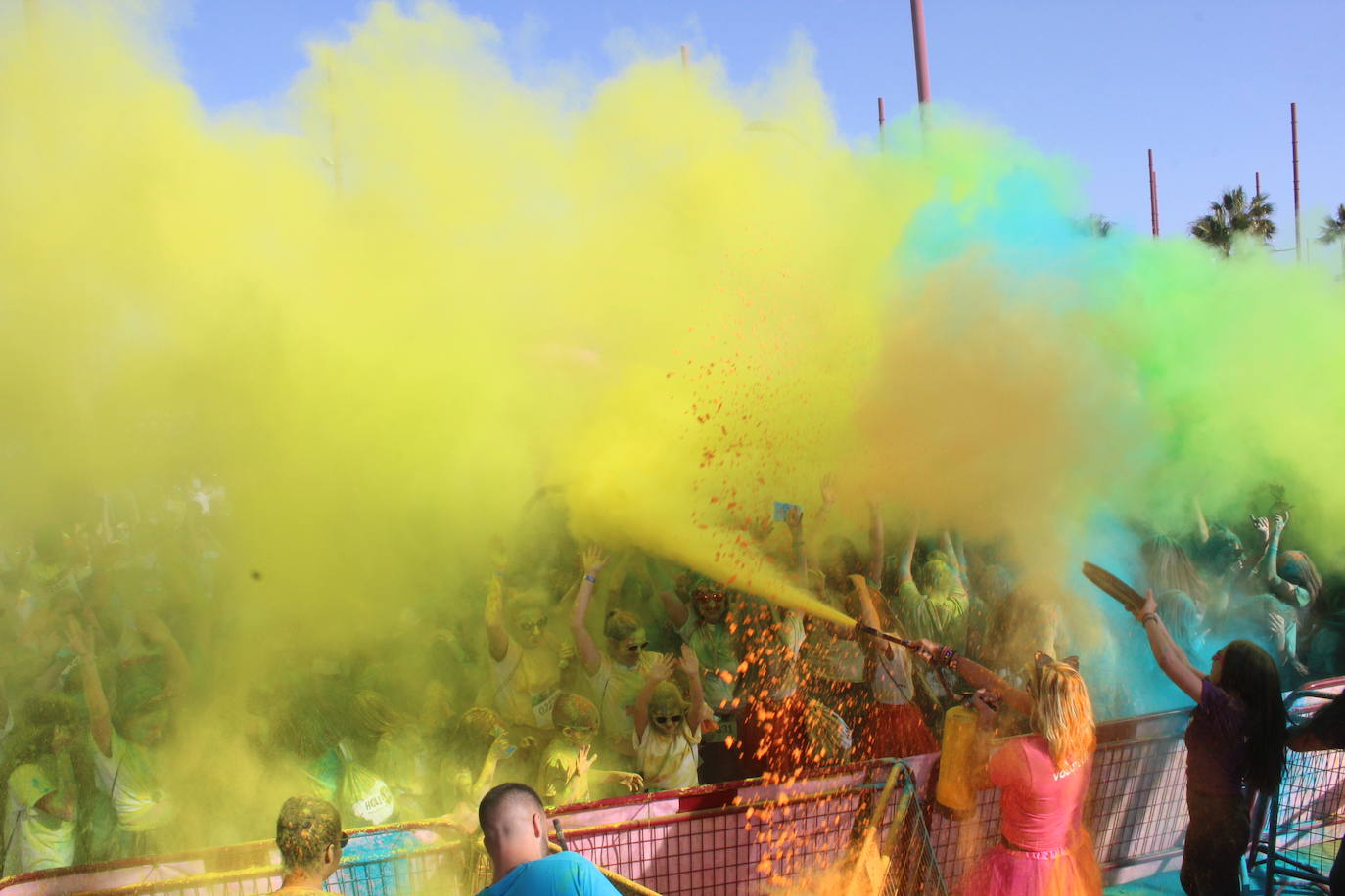 La Holi Life, una de las carreras más desenfadadas del calendario de carreras populares, ha teñido de color el Recinto Ferial de Almería, donde centenares de almerienses han disfrutado de una jornada lúdica y deportiva. 