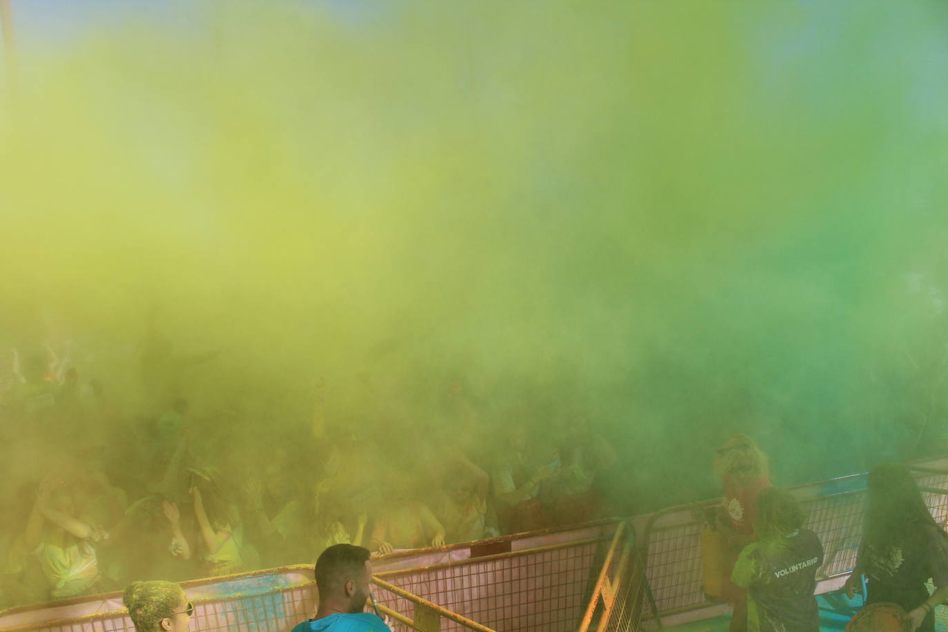 La Holi Life, una de las carreras más desenfadadas del calendario de carreras populares, ha teñido de color el Recinto Ferial de Almería, donde centenares de almerienses han disfrutado de una jornada lúdica y deportiva. 