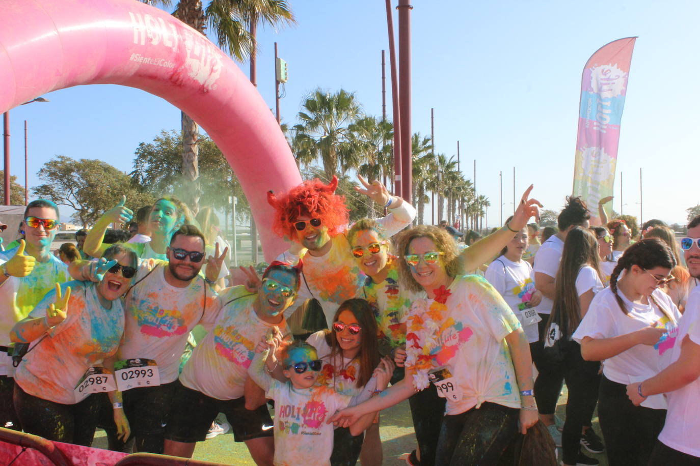 La Holi Life, una de las carreras más desenfadadas del calendario de carreras populares, ha teñido de color el Recinto Ferial de Almería, donde centenares de almerienses han disfrutado de una jornada lúdica y deportiva. 