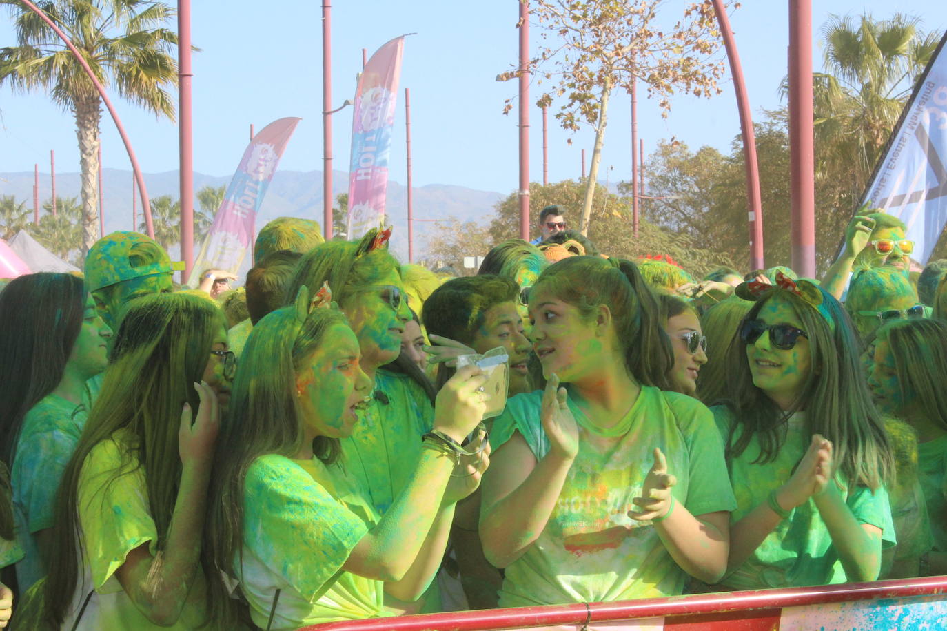 La Holi Life, una de las carreras más desenfadadas del calendario de carreras populares, ha teñido de color el Recinto Ferial de Almería, donde centenares de almerienses han disfrutado de una jornada lúdica y deportiva. 