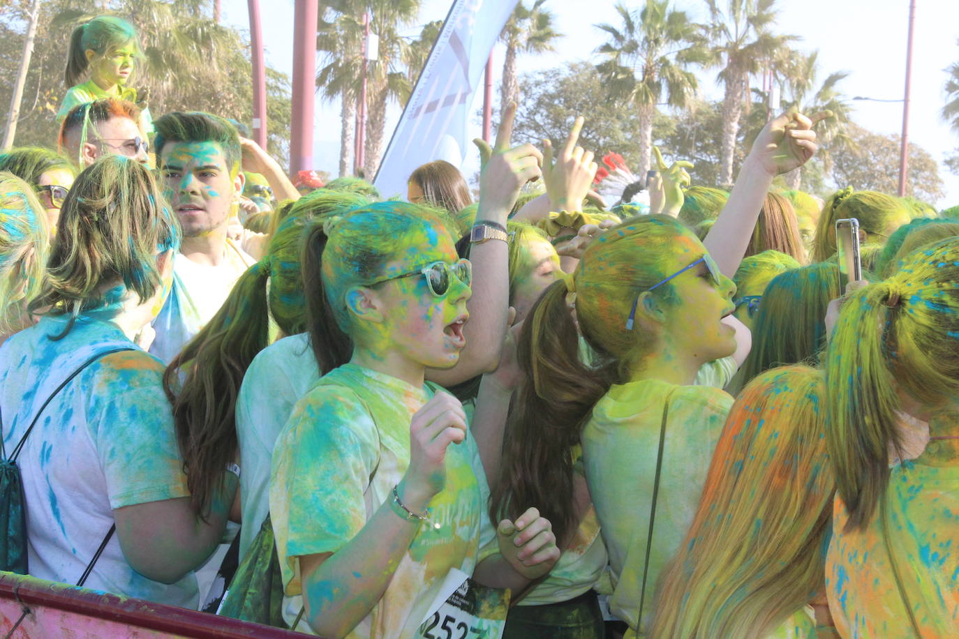 La Holi Life, una de las carreras más desenfadadas del calendario de carreras populares, ha teñido de color el Recinto Ferial de Almería, donde centenares de almerienses han disfrutado de una jornada lúdica y deportiva. 